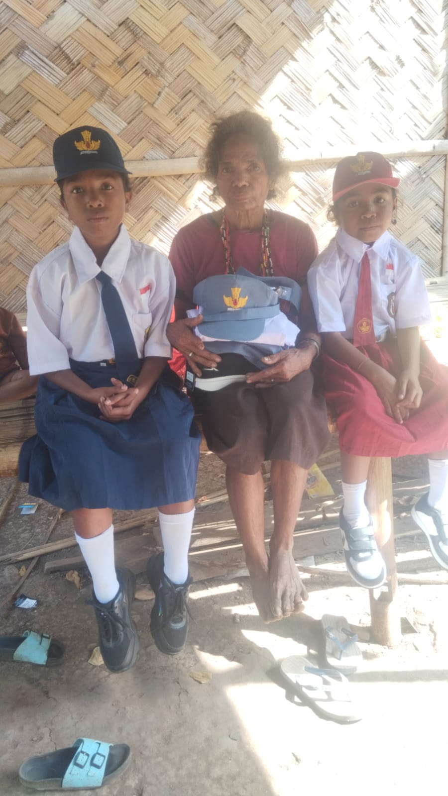 Dukungan pendidikan bagi tiga anak di Lakafeng, Desa Pintu Mas, Kecamatan Alor Barat Daya, Kabupaten Alor. - Kabupaten Alor 2026