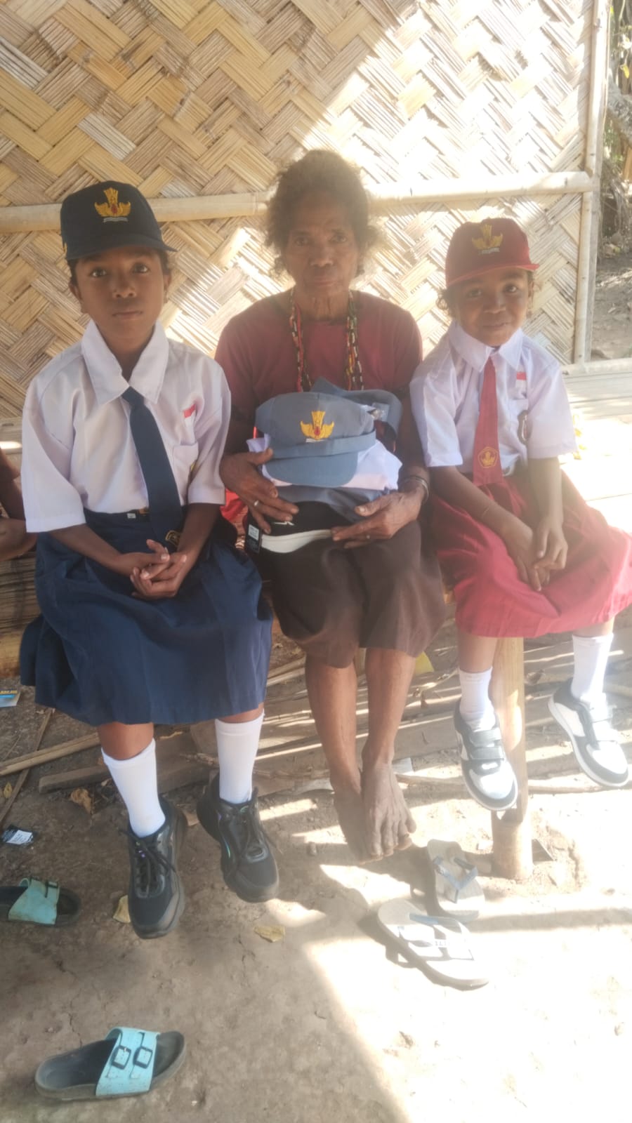 Dukungan pendidikan bagi tiga anak di Lakafeng, Desa Pintu Mas, Kecamatan Alor Barat Daya, Kabupaten Alor. - Kabupaten Alor 2026