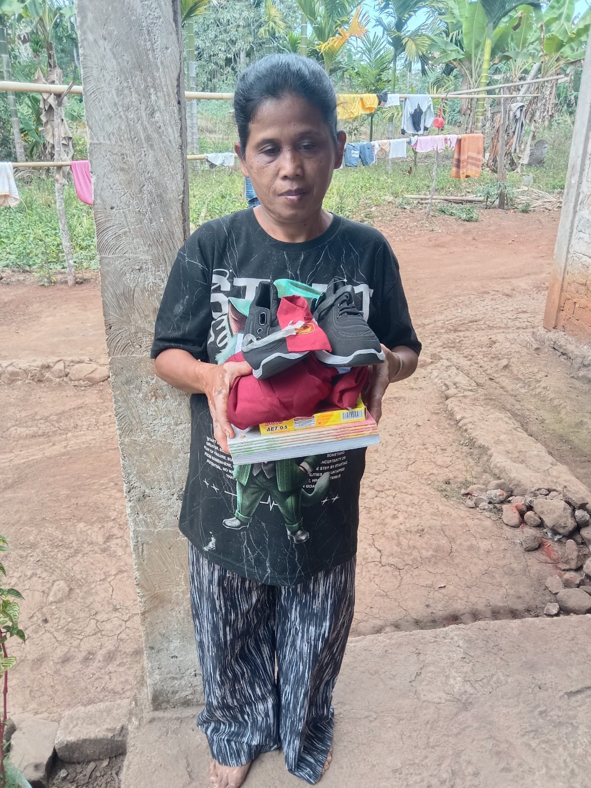 Dukungan untuk dua anak di Ladon, Desa Dulolong, Kecamatan Alor Barat Laut, Kabupaten Alor, setelah rumah mereka mengalami kebakaran - Kabupaten Alor 2026