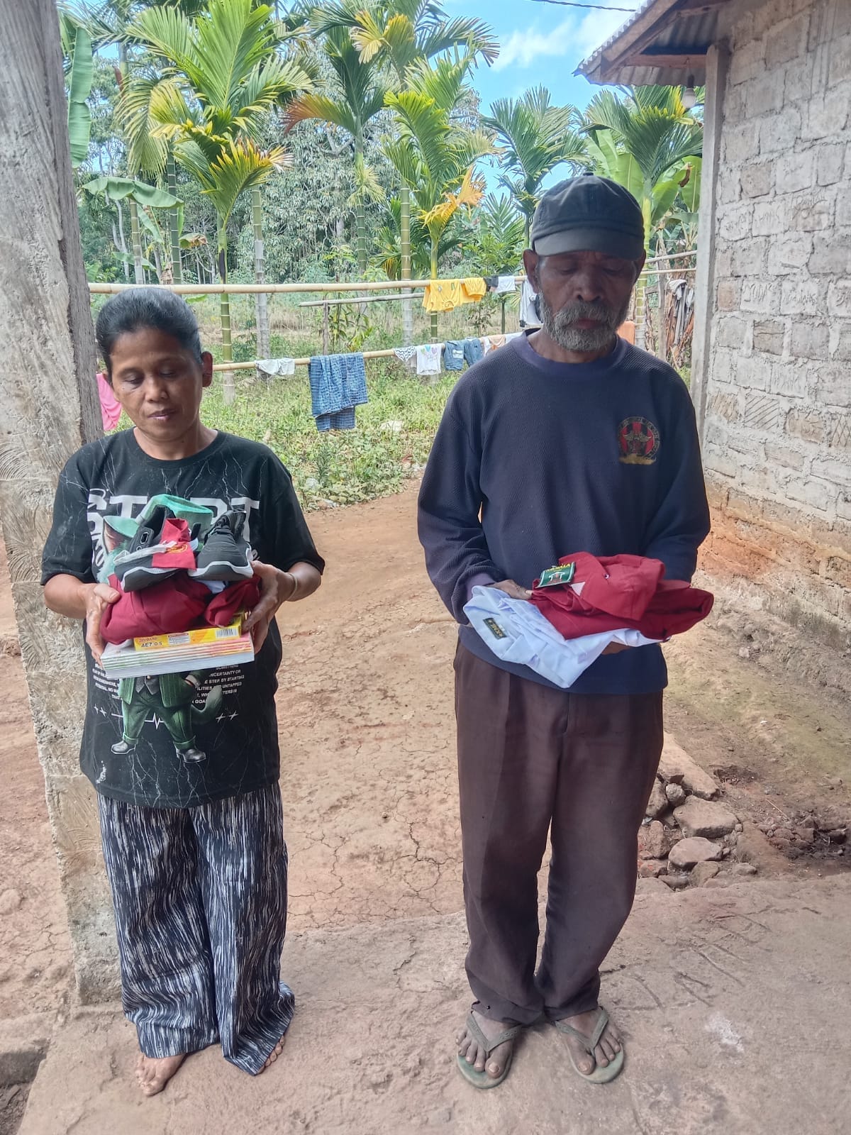 Dukungan untuk dua anak di Ladon, Desa Dulolong, Kecamatan Alor Barat Laut, Kabupaten Alor, setelah rumah mereka mengalami kebakaran - Kabupaten Alor 2026