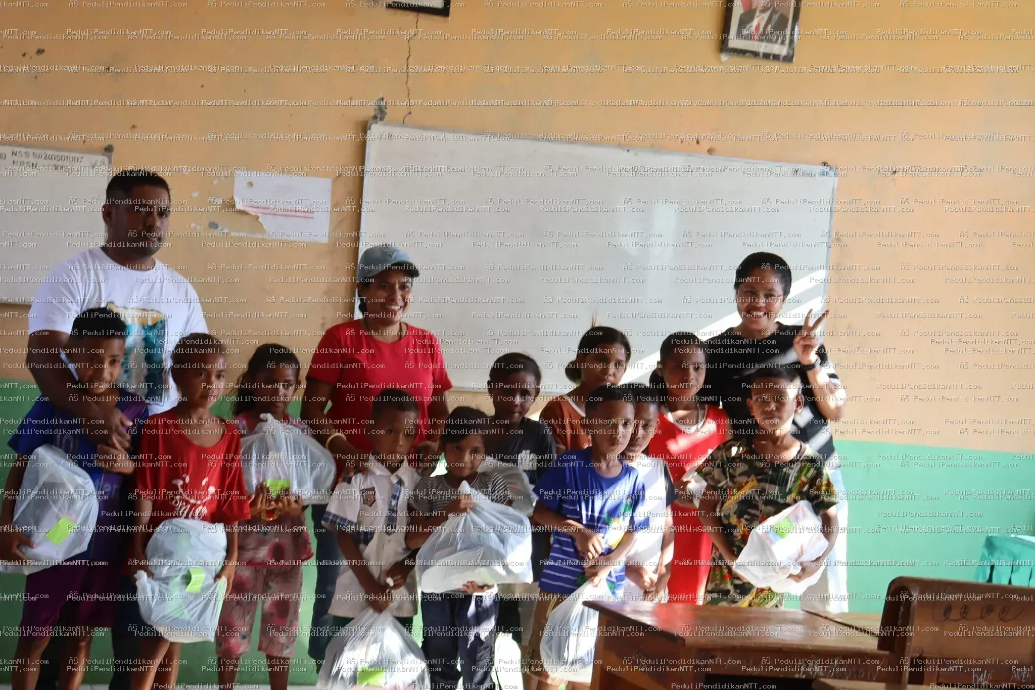 26 Agustus 2023,, komunitas Peduli Pendidikan Ntt wilayah Belu mengunjungi 24 orang anak dan berbagi kasih bersama mereka. - Kabupaten Belu 2023