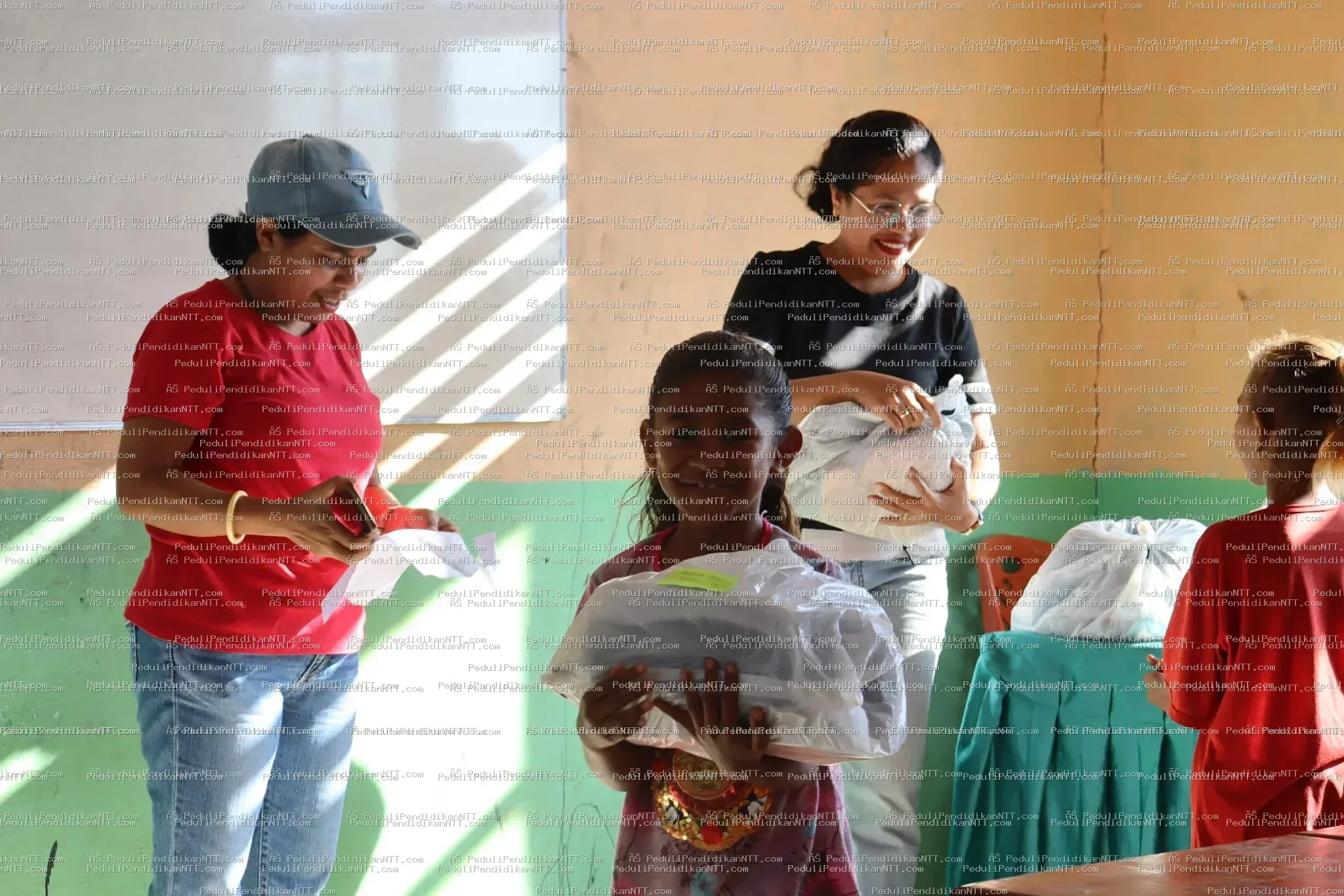 26 Agustus 2023,, komunitas Peduli Pendidikan Ntt wilayah Belu mengunjungi 24 orang anak dan berbagi kasih bersama mereka. - Kabupaten Belu 2023