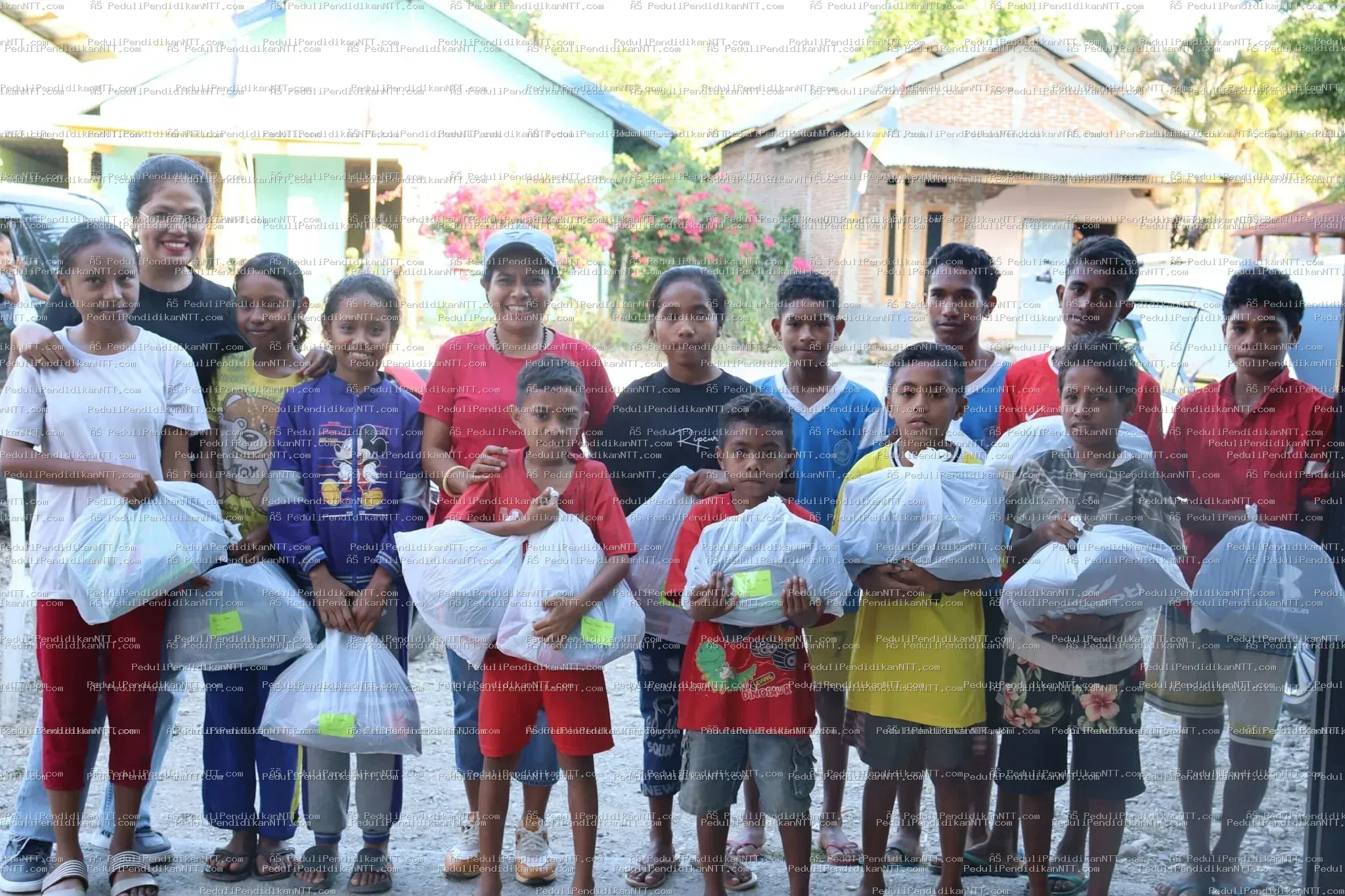 26 Agustus 2023,, komunitas Peduli Pendidikan Ntt wilayah Belu mengunjungi 24 orang anak dan berbagi kasih bersama mereka. - Kabupaten Belu 2023