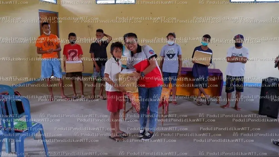 Kita mungkin tidak mengenal mereka secara pribadi, tapi mereka adalah masa depan Nusa Tenggara Timur. Hari ini kami mengunjunginya bukan karena materi, tapi karena mereka yang akan melanjutkan perjuangan untuk NTT yang lebih baik. Terima kasih Kak Eddieson DJea dan Tim Wilayah Ende Sabtu, 29 Mei 2021 – Detusoko, Ende Memberi dari kekurangan, melayani dengan sukacita. - Kabupaten Ende 2021