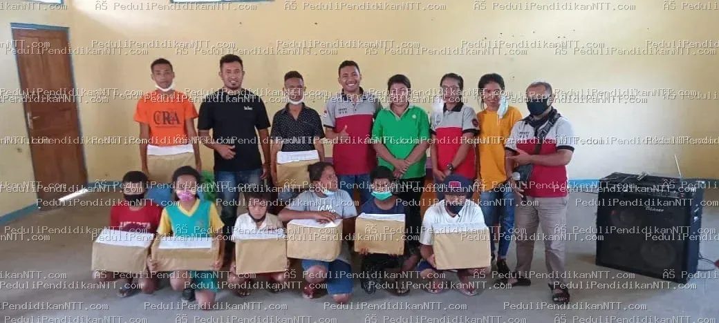 Kita mungkin tidak mengenal mereka secara pribadi, tapi mereka adalah masa depan Nusa Tenggara Timur. Hari ini kami mengunjunginya bukan karena materi, tapi karena mereka yang akan melanjutkan perjuangan untuk NTT yang lebih baik. Terima kasih Kak Eddieson DJea dan Tim Wilayah Ende Sabtu, 29 Mei 2021 – Detusoko, Ende Memberi dari kekurangan, melayani dengan sukacita. - Kabupaten Ende 2021