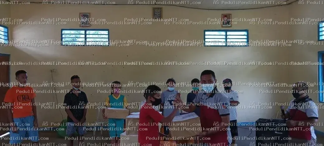 Kita mungkin tidak mengenal mereka secara pribadi, tapi mereka adalah masa depan Nusa Tenggara Timur. Hari ini kami mengunjunginya bukan karena materi, tapi karena mereka yang akan melanjutkan perjuangan untuk NTT yang lebih baik. Terima kasih Kak Eddieson DJea dan Tim Wilayah Ende Sabtu, 29 Mei 2021 – Detusoko, Ende Memberi dari kekurangan, melayani dengan sukacita. - Kabupaten Ende 2021