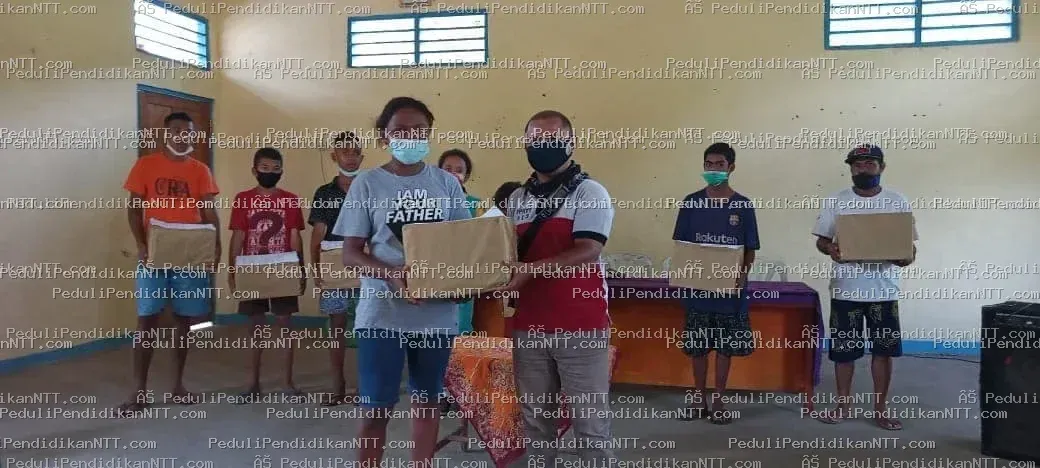 Kita mungkin tidak mengenal mereka secara pribadi, tapi mereka adalah masa depan Nusa Tenggara Timur. Hari ini kami mengunjunginya bukan karena materi, tapi karena mereka yang akan melanjutkan perjuangan untuk NTT yang lebih baik. Terima kasih Kak Eddieson DJea dan Tim Wilayah Ende Sabtu, 29 Mei 2021 – Detusoko, Ende Memberi dari kekurangan, melayani dengan sukacita. - Kabupaten Ende 2021