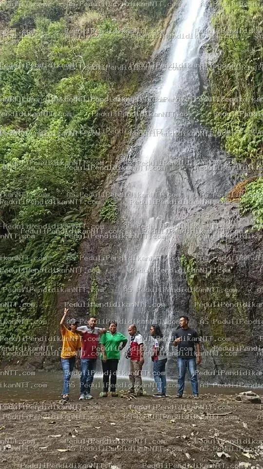 Kita mungkin tidak mengenal mereka secara pribadi, tapi mereka adalah masa depan Nusa Tenggara Timur. Hari ini kami mengunjunginya bukan karena materi, tapi karena mereka yang akan melanjutkan perjuangan untuk NTT yang lebih baik. Terima kasih Kak Eddieson DJea dan Tim Wilayah Ende Sabtu, 29 Mei 2021 – Detusoko, Ende Memberi dari kekurangan, melayani dengan sukacita. - Kabupaten Ende 2021