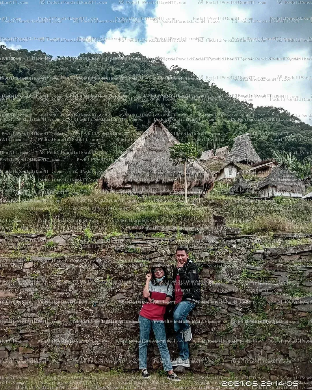 Setelah berbagi, tim langsung ngacir ke tempat wisata—ternyata berbagi itu bikin hati lega, dompet tetap aman, senyum melebar! - Kabupaten Ende 2021