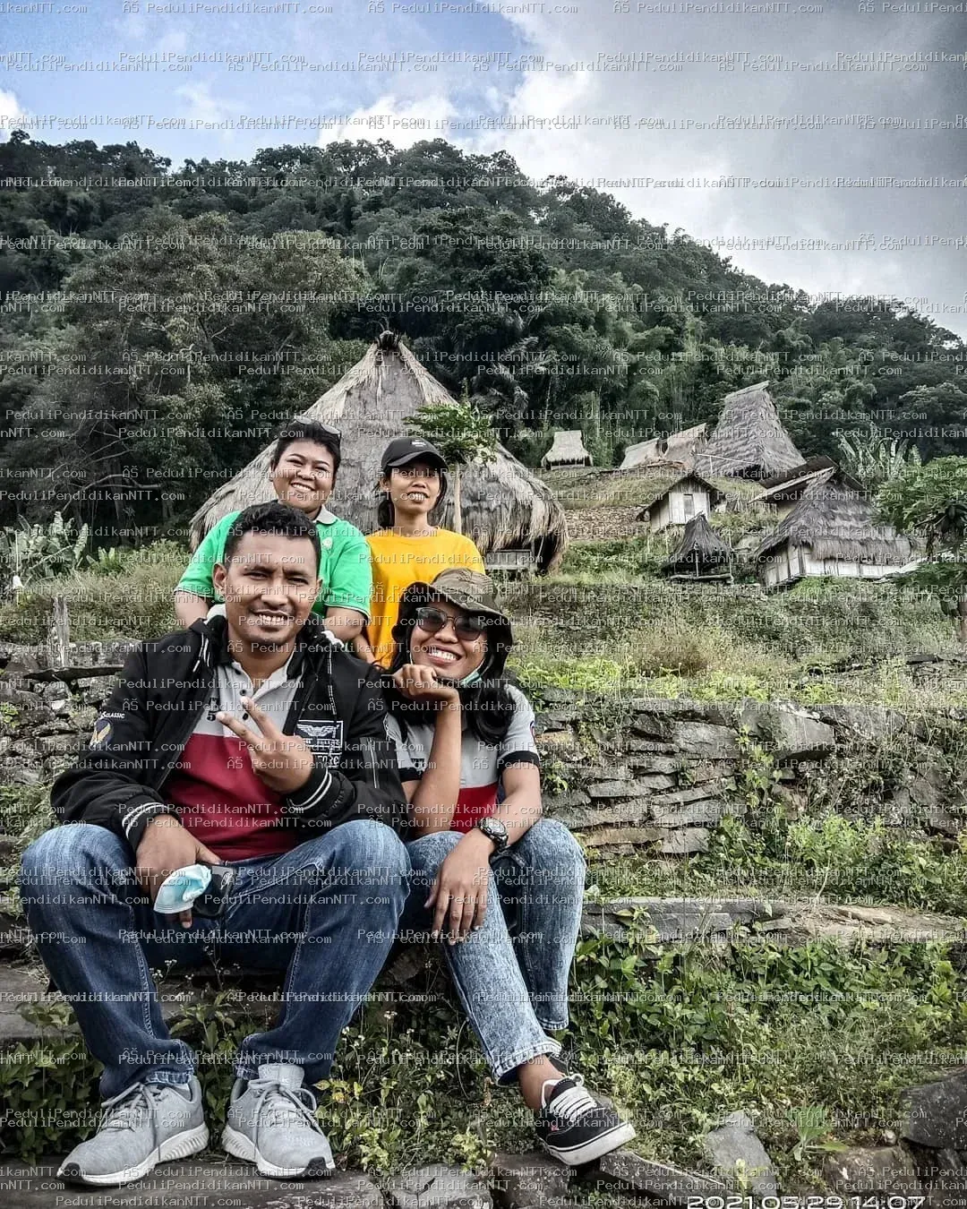 Setelah berbagi, tim langsung ngacir ke tempat wisata—ternyata berbagi itu bikin hati lega, dompet tetap aman, senyum melebar! - Kabupaten Ende 2021