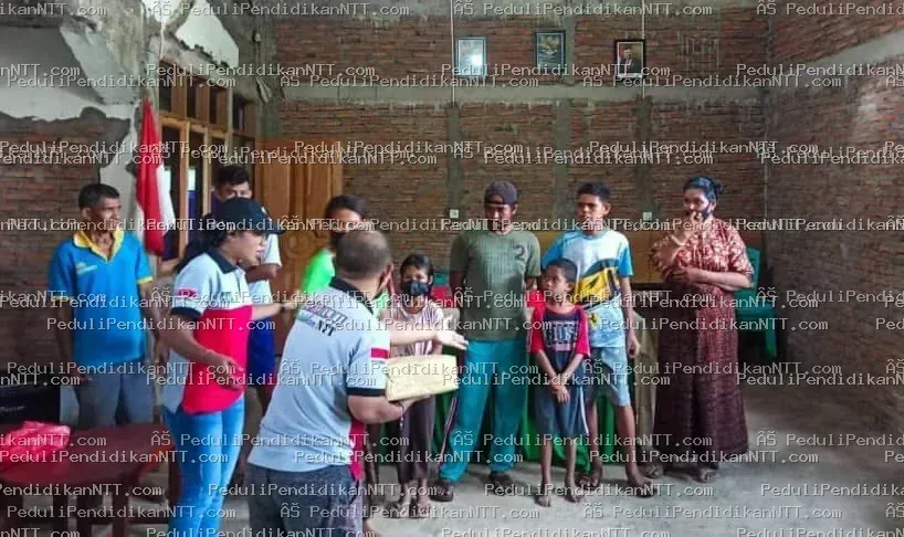 Senin, 28 Februari 2022, Komunitas Peduli Pendidikan NTT wilayah Ende mengunjungi anak-anak di Desa Nggela, Kecamatan Wolojita, Kabupaten Ende. Meskipun tidak banyak yang diberikan, kegiatan ini bertujuan mendukung dan memotivasi mereka agar tetap semangat belajar. Terima kasih kepada Kk Eddieson DJea, Kk Helena Lamak, Romo Benny Djata, Kk Theresia Dwiaudina S.P., Kk Marcel, dan semua teman komunitas atas dukungannya. Giving from lack, serving in joy. - Kabupaten Ende 2022