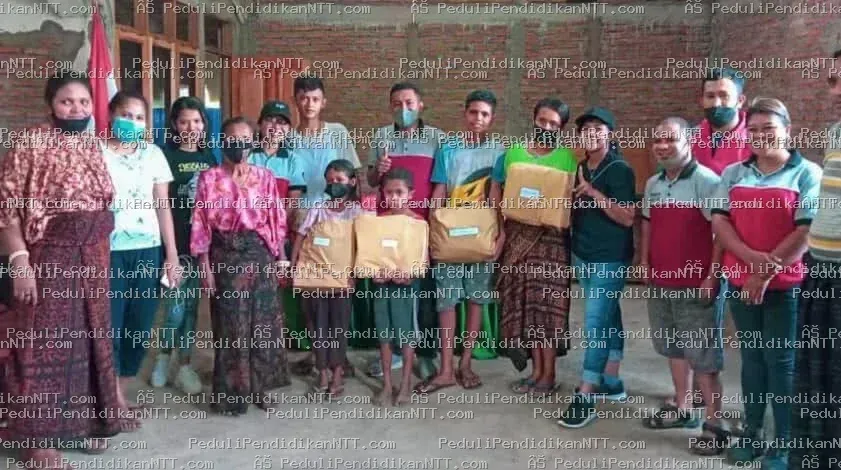 Senin, 28 Februari 2022, Komunitas Peduli Pendidikan NTT wilayah Ende mengunjungi anak-anak di Desa Nggela, Kecamatan Wolojita, Kabupaten Ende. Meskipun tidak banyak yang diberikan, kegiatan ini bertujuan mendukung dan memotivasi mereka agar tetap semangat belajar. Terima kasih kepada Kk Eddieson DJea, Kk Helena Lamak, Romo Benny Djata, Kk Theresia Dwiaudina S.P., Kk Marcel, dan semua teman komunitas atas dukungannya. Giving from lack, serving in joy. - Kabupaten Ende 2022