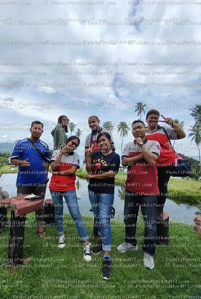 Senin, 28 Februari 2022, Komunitas Peduli Pendidikan NTT wilayah Ende mengunjungi anak-anak di Desa Nggela, Kecamatan Wolojita, Kabupaten Ende. Meskipun tidak banyak yang diberikan, kegiatan ini bertujuan mendukung dan memotivasi mereka agar tetap semangat belajar. Terima kasih kepada Kk Eddieson DJea, Kk Helena Lamak, Romo Benny Djata, Kk Theresia Dwiaudina S.P., Kk Marcel, dan semua teman komunitas atas dukungannya. Giving from lack, serving in joy. - Kabupaten Ende 2022