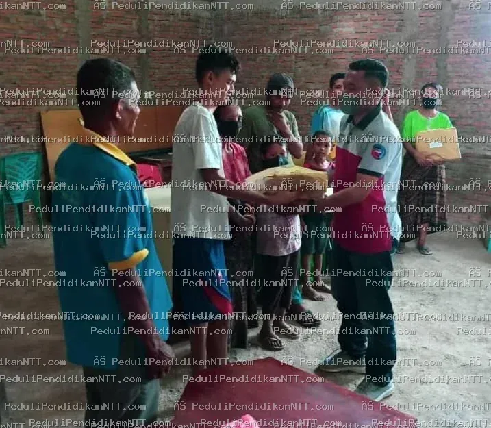 Senin, 28 Februari 2022, Komunitas Peduli Pendidikan NTT wilayah Ende mengunjungi anak-anak di Desa Nggela, Kecamatan Wolojita, Kabupaten Ende. Meskipun tidak banyak yang diberikan, kegiatan ini bertujuan mendukung dan memotivasi mereka agar tetap semangat belajar. Terima kasih kepada Kk Eddieson DJea, Kk Helena Lamak, Romo Benny Djata, Kk Theresia Dwiaudina S.P., Kk Marcel, dan semua teman komunitas atas dukungannya. Giving from lack, serving in joy. - Kabupaten Ende 2022