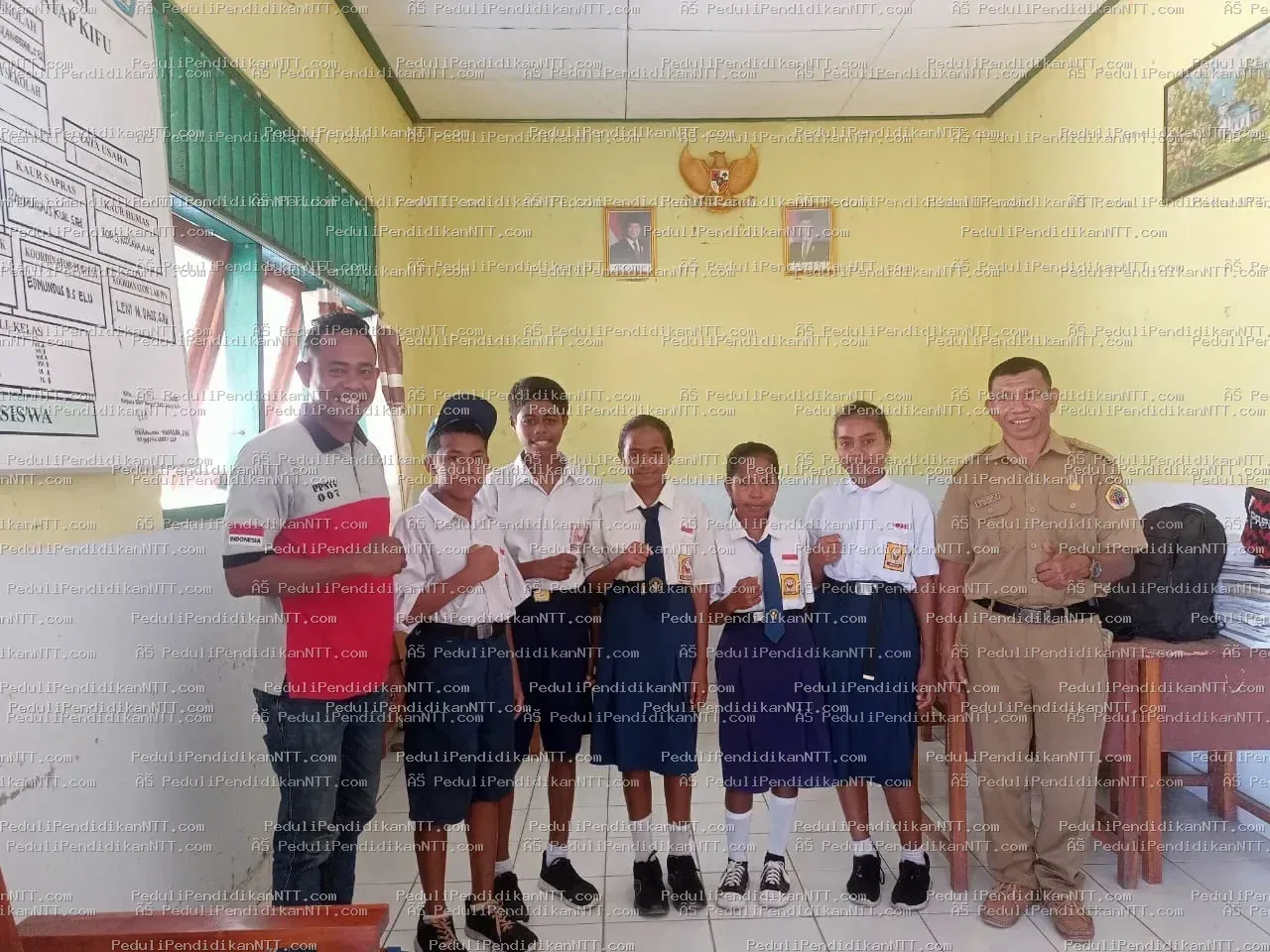 Dukungan biaya pendidikan kepada lima anak sekolah di Desa Kifu, Kecamatan Amfoang Timur, Kabupaten Kupang, pada Senin, 1 Desember 2025. Dukungan tersebut diserahkan langsung oleh Ivan Rismanto, anggota PPNTT - Kabupaten Kupang 2025