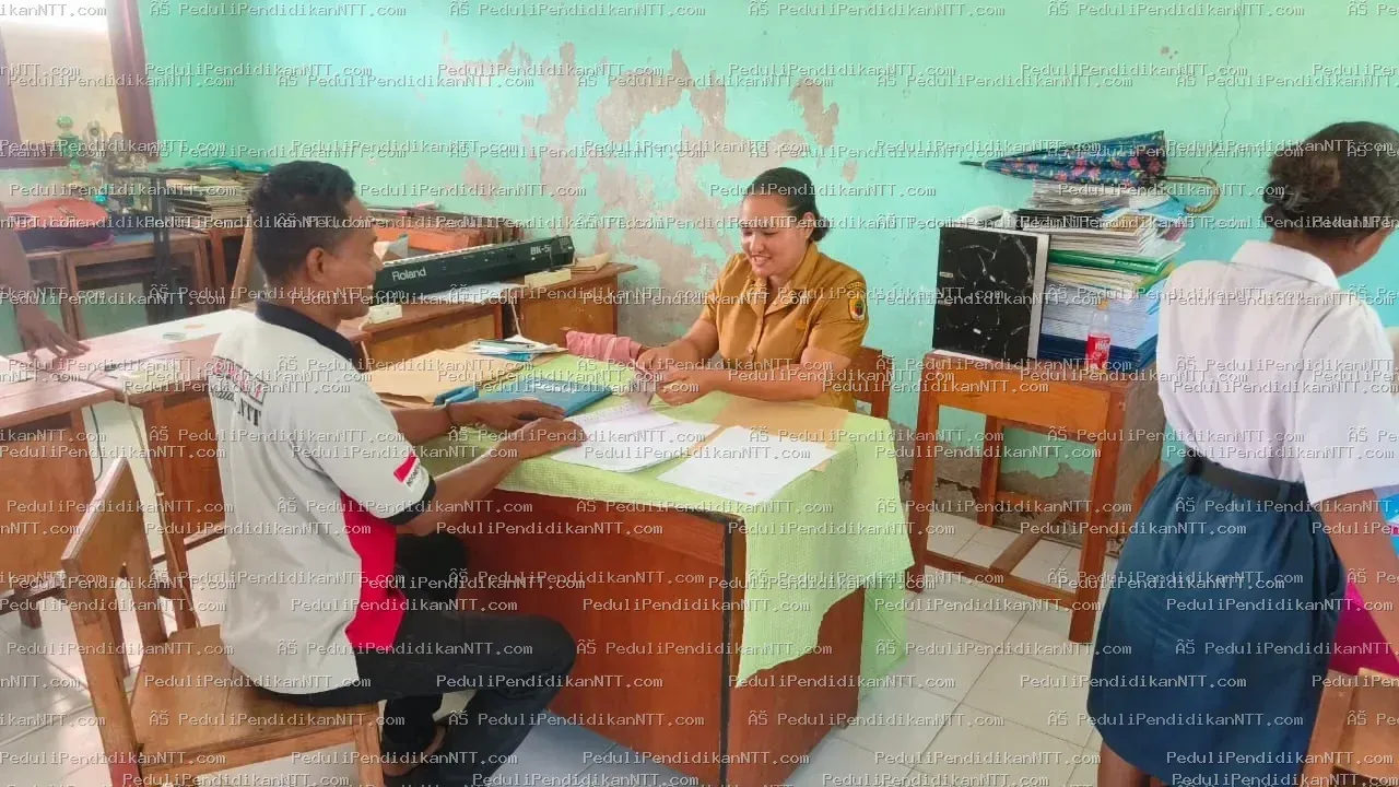 Dukungan biaya pendidikan kepada lima anak sekolah di Desa Kifu, Kecamatan Amfoang Timur, Kabupaten Kupang, pada Senin, 1 Desember 2025. Dukungan tersebut diserahkan langsung oleh Ivan Rismanto, anggota PPNTT - Kabupaten Kupang 2025