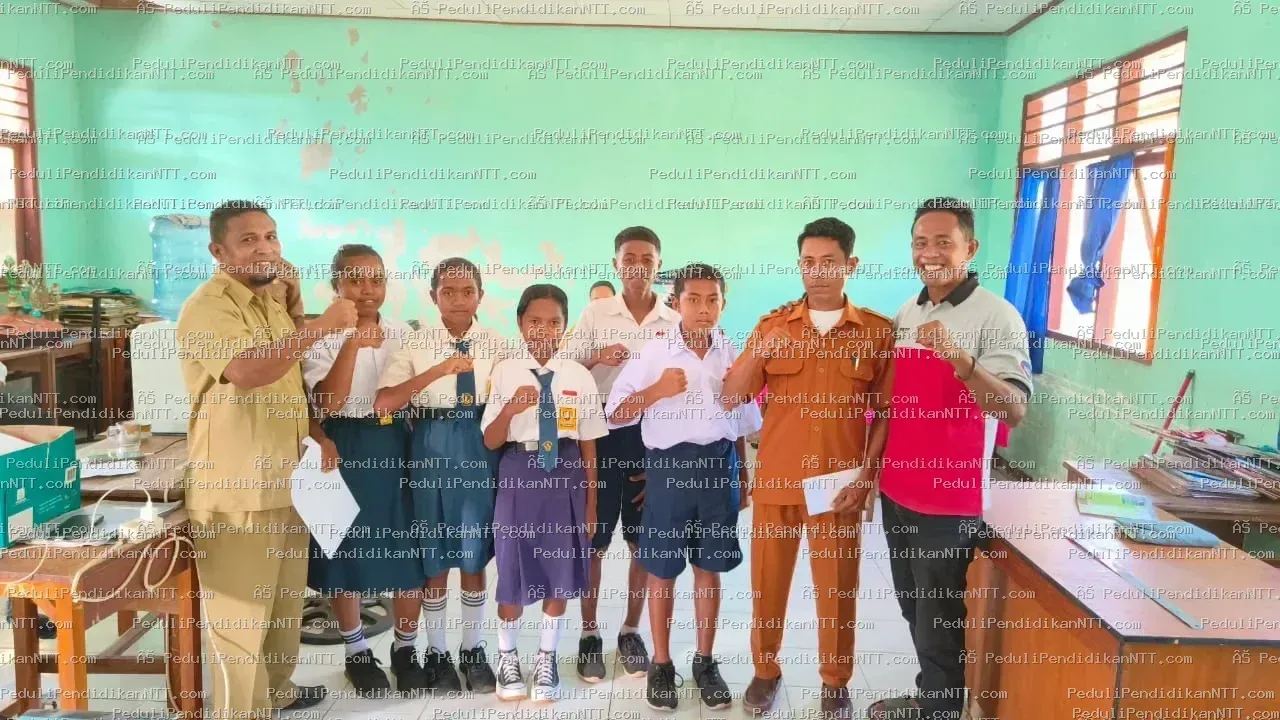 Dukungan biaya pendidikan kepada lima anak sekolah di Desa Kifu, Kecamatan Amfoang Timur, Kabupaten Kupang, pada Senin, 1 Desember 2025. Dukungan tersebut diserahkan langsung oleh Ivan Rismanto, anggota PPNTT - Kabupaten Kupang 2025