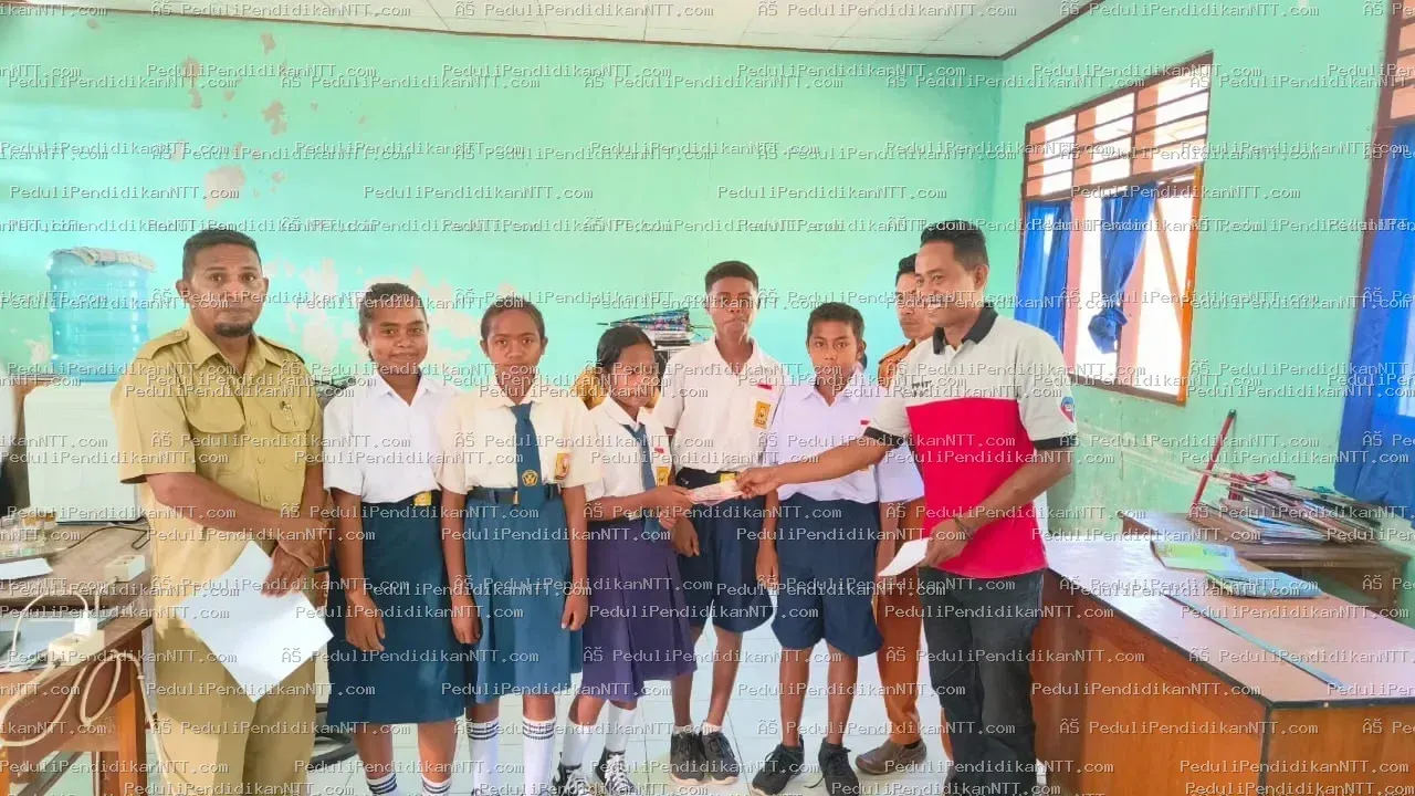 Dukungan biaya pendidikan kepada lima anak sekolah di Desa Kifu, Kecamatan Amfoang Timur, Kabupaten Kupang, pada Senin, 1 Desember 2025. Dukungan tersebut diserahkan langsung oleh Ivan Rismanto, anggota PPNTT - Kabupaten Kupang 2025