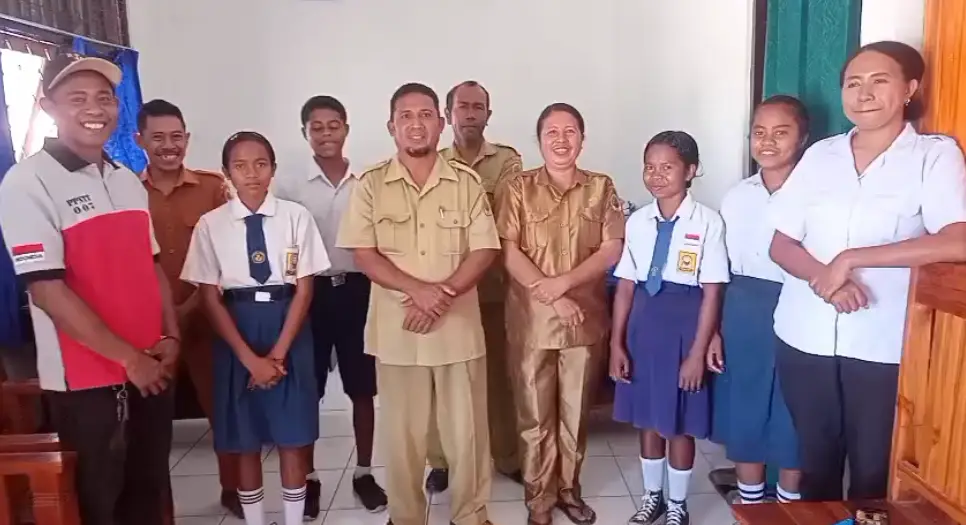 28 Juli 2026,,Memberikan dukungan uang komite kepada lima siswa SMP Negeri 1 Amfoang Timur, Kabupaten Kupang. - Kabupaten Kupang 2026
