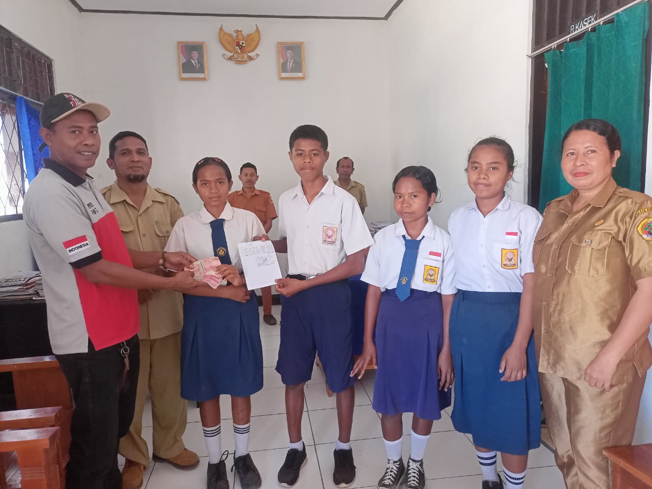 28 Juli 2026,,Memberikan dukungan uang komite kepada lima siswa SMP Negeri 1 Amfoang Timur, Kabupaten Kupang. - Kabupaten Kupang 2026