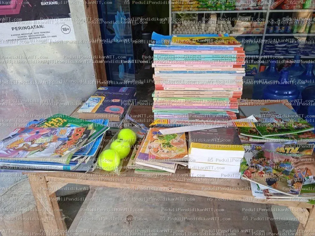 Rabu, 28 Juli 2021, kami bahagia, terharu, dan berSEMANGAT! Anak-anak menerima buku tulis, kamus baru, penggaris, bola kasti, buku bacaan, pakaian layak pakai, dan yang paling spesial… POP MIE! Terima kasih khusus untuk Kakak Novi Lanang, Kakak Baron Lay, Kakak Mia, teman-teman di Jogja, Kakak Charly De Rosary, dan tentu saja pedulipendidikanntt atas segala dukungan dan pengorbanannya. Tuhan memberkati kita semua. With Love, Wederok English Club – Malaka - Kabupaten Malaka 2021