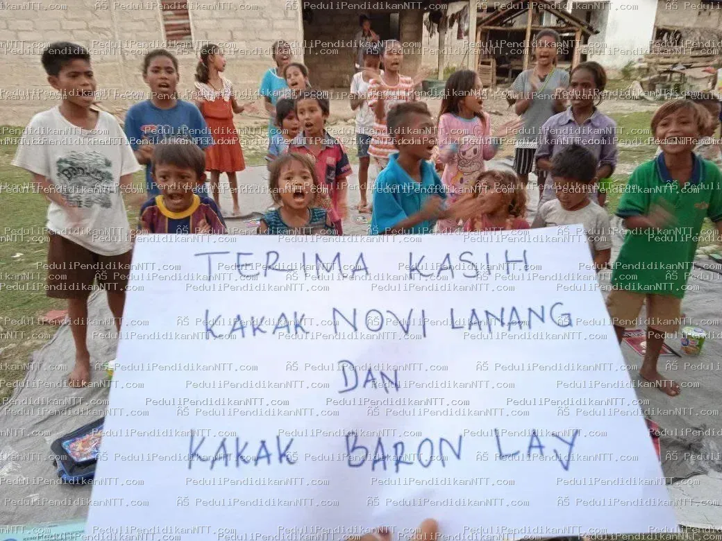 Rabu, 28 Juli 2021, kami bahagia, terharu, dan berSEMANGAT! Anak-anak menerima buku tulis, kamus baru, penggaris, bola kasti, buku bacaan, pakaian layak pakai, dan yang paling spesial… POP MIE! Terima kasih khusus untuk Kakak Novi Lanang, Kakak Baron Lay, Kakak Mia, teman-teman di Jogja, Kakak Charly De Rosary, dan tentu saja pedulipendidikanntt atas segala dukungan dan pengorbanannya. Tuhan memberkati kita semua. With Love, Wederok English Club – Malaka - Kabupaten Malaka 2021