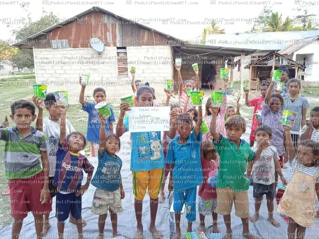 Rabu, 28 Juli 2021, kami bahagia, terharu, dan berSEMANGAT! Anak-anak menerima buku tulis, kamus baru, penggaris, bola kasti, buku bacaan, pakaian layak pakai, dan yang paling spesial… POP MIE! Terima kasih khusus untuk Kakak Novi Lanang, Kakak Baron Lay, Kakak Mia, teman-teman di Jogja, Kakak Charly De Rosary, dan tentu saja pedulipendidikanntt atas segala dukungan dan pengorbanannya. Tuhan memberkati kita semua. With Love, Wederok English Club – Malaka - Kabupaten Malaka 2021