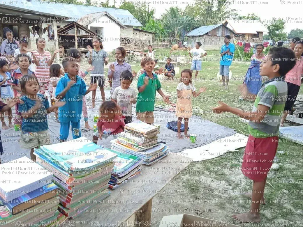 Rabu, 28 Juli 2021, kami bahagia, terharu, dan berSEMANGAT! Anak-anak menerima buku tulis, kamus baru, penggaris, bola kasti, buku bacaan, pakaian layak pakai, dan yang paling spesial… POP MIE! Terima kasih khusus untuk Kakak Novi Lanang, Kakak Baron Lay, Kakak Mia, teman-teman di Jogja, Kakak Charly De Rosary, dan tentu saja pedulipendidikanntt atas segala dukungan dan pengorbanannya. Tuhan memberkati kita semua. With Love, Wederok English Club – Malaka - Kabupaten Malaka 2021