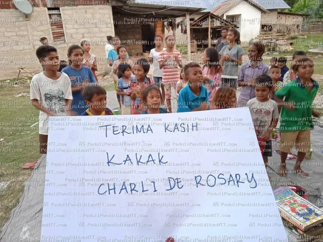 Rabu, 28 Juli 2021, kami bahagia, terharu, dan berSEMANGAT! Anak-anak menerima buku tulis, kamus baru, penggaris, bola kasti, buku bacaan, pakaian layak pakai, dan yang paling spesial… POP MIE! Terima kasih khusus untuk Kakak Novi Lanang, Kakak Baron Lay, Kakak Mia, teman-teman di Jogja, Kakak Charly De Rosary, dan tentu saja pedulipendidikanntt atas segala dukungan dan pengorbanannya. Tuhan memberkati kita semua. With Love, Wederok English Club – Malaka - Kabupaten Malaka 2021
