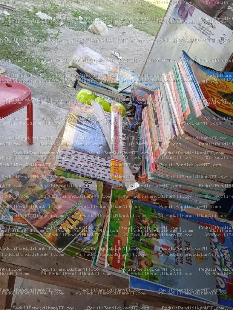 Rabu, 28 Juli 2021, kami bahagia, terharu, dan berSEMANGAT! Anak-anak menerima buku tulis, kamus baru, penggaris, bola kasti, buku bacaan, pakaian layak pakai, dan yang paling spesial… POP MIE! Terima kasih khusus untuk Kakak Novi Lanang, Kakak Baron Lay, Kakak Mia, teman-teman di Jogja, Kakak Charly De Rosary, dan tentu saja pedulipendidikanntt atas segala dukungan dan pengorbanannya. Tuhan memberkati kita semua. With Love, Wederok English Club – Malaka - Kabupaten Malaka 2021