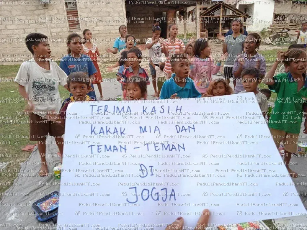 Rabu, 28 Juli 2021, kami bahagia, terharu, dan berSEMANGAT! Anak-anak menerima buku tulis, kamus baru, penggaris, bola kasti, buku bacaan, pakaian layak pakai, dan yang paling spesial… POP MIE! Terima kasih khusus untuk Kakak Novi Lanang, Kakak Baron Lay, Kakak Mia, teman-teman di Jogja, Kakak Charly De Rosary, dan tentu saja pedulipendidikanntt atas segala dukungan dan pengorbanannya. Tuhan memberkati kita semua. With Love, Wederok English Club – Malaka - Kabupaten Malaka 2021
