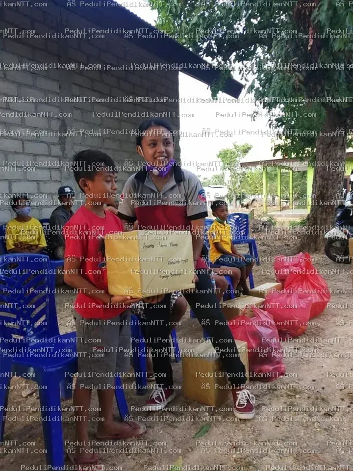 Rote Ndao, 26 Juni 2021 Untuk ketiga kalinya, Komunitas Peduli Pendidikan NTT mengunjungi anak-anak di Desa Holulai, Kecamatan Loaholu, Kabupaten Rote Ndao. Meskipun tidak banyak yang diberikan, kunjungan ini bertujuan memotivasi anak-anak agar terus belajar di masa pandemi untuk meraih cita-cita mereka. Terima kasih kepada K. Rianty Pandi, K. Merry Haning, K. Marten Rugeudju, K. Yani, dan K. Kayline Sari Putry yang telah meluangkan waktu bersama anak-anak, serta seluruh teman komunitas yang telah mendukung dengan caranya masing-masing. Tetap semangat: Melayani, Memberi dari Kekurangan, dan Melayani dengan Sukacita. - Kabupaten Rote Ndao 2021