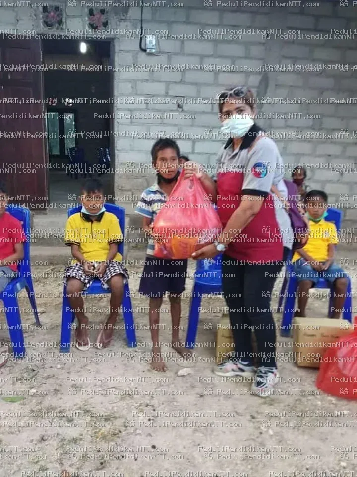 Rote Ndao, 26 Juni 2021 Untuk ketiga kalinya, Komunitas Peduli Pendidikan NTT mengunjungi anak-anak di Desa Holulai, Kecamatan Loaholu, Kabupaten Rote Ndao. Meskipun tidak banyak yang diberikan, kunjungan ini bertujuan memotivasi anak-anak agar terus belajar di masa pandemi untuk meraih cita-cita mereka. Terima kasih kepada K. Rianty Pandi, K. Merry Haning, K. Marten Rugeudju, K. Yani, dan K. Kayline Sari Putry yang telah meluangkan waktu bersama anak-anak, serta seluruh teman komunitas yang telah mendukung dengan caranya masing-masing. Tetap semangat: Melayani, Memberi dari Kekurangan, dan Melayani dengan Sukacita. - Kabupaten Rote Ndao 2021