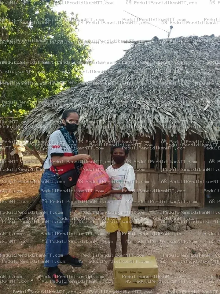 Rote Ndao, 26 Juni 2021 Untuk ketiga kalinya, Komunitas Peduli Pendidikan NTT mengunjungi anak-anak di Desa Holulai, Kecamatan Loaholu, Kabupaten Rote Ndao. Meskipun tidak banyak yang diberikan, kunjungan ini bertujuan memotivasi anak-anak agar terus belajar di masa pandemi untuk meraih cita-cita mereka. Terima kasih kepada K. Rianty Pandi, K. Merry Haning, K. Marten Rugeudju, K. Yani, dan K. Kayline Sari Putry yang telah meluangkan waktu bersama anak-anak, serta seluruh teman komunitas yang telah mendukung dengan caranya masing-masing. Tetap semangat: Melayani, Memberi dari Kekurangan, dan Melayani dengan Sukacita. - Kabupaten Rote Ndao 2021