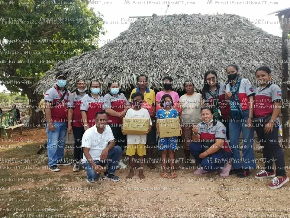 Rote Ndao, 26 Juni 2021 Untuk ketiga kalinya, Komunitas Peduli Pendidikan NTT mengunjungi anak-anak di Desa Holulai, Kecamatan Loaholu, Kabupaten Rote Ndao. Meskipun tidak banyak yang diberikan, kunjungan ini bertujuan memotivasi anak-anak agar terus belajar di masa pandemi untuk meraih cita-cita mereka. Terima kasih kepada K. Rianty Pandi, K. Merry Haning, K. Marten Rugeudju, K. Yani, dan K. Kayline Sari Putry yang telah meluangkan waktu bersama anak-anak, serta seluruh teman komunitas yang telah mendukung dengan caranya masing-masing. Tetap semangat: Melayani, Memberi dari Kekurangan, dan Melayani dengan Sukacita. - Kabupaten Rote Ndao 2021