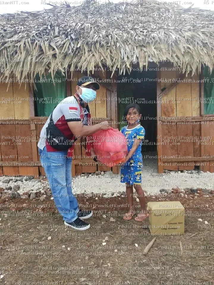 Rote Ndao, 26 Juni 2021 Untuk ketiga kalinya, Komunitas Peduli Pendidikan NTT mengunjungi anak-anak di Desa Holulai, Kecamatan Loaholu, Kabupaten Rote Ndao. Meskipun tidak banyak yang diberikan, kunjungan ini bertujuan memotivasi anak-anak agar terus belajar di masa pandemi untuk meraih cita-cita mereka. Terima kasih kepada K. Rianty Pandi, K. Merry Haning, K. Marten Rugeudju, K. Yani, dan K. Kayline Sari Putry yang telah meluangkan waktu bersama anak-anak, serta seluruh teman komunitas yang telah mendukung dengan caranya masing-masing. Tetap semangat: Melayani, Memberi dari Kekurangan, dan Melayani dengan Sukacita. - Kabupaten Rote Ndao 2021