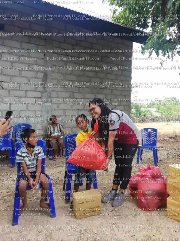 Rote Ndao, 26 Juni 2021 Untuk ketiga kalinya, Komunitas Peduli Pendidikan NTT mengunjungi anak-anak di Desa Holulai, Kecamatan Loaholu, Kabupaten Rote Ndao. Meskipun tidak banyak yang diberikan, kunjungan ini bertujuan memotivasi anak-anak agar terus belajar di masa pandemi untuk meraih cita-cita mereka. Terima kasih kepada K. Rianty Pandi, K. Merry Haning, K. Marten Rugeudju, K. Yani, dan K. Kayline Sari Putry yang telah meluangkan waktu bersama anak-anak, serta seluruh teman komunitas yang telah mendukung dengan caranya masing-masing. Tetap semangat: Melayani, Memberi dari Kekurangan, dan Melayani dengan Sukacita. - Kabupaten Rote Ndao 2021