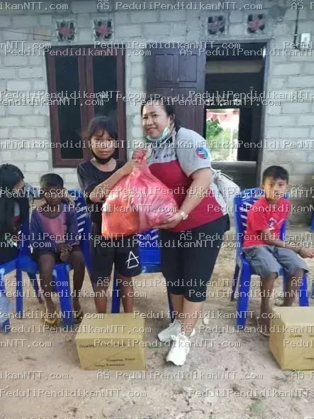 Rote Ndao, 26 Juni 2021 Untuk ketiga kalinya, Komunitas Peduli Pendidikan NTT mengunjungi anak-anak di Desa Holulai, Kecamatan Loaholu, Kabupaten Rote Ndao. Meskipun tidak banyak yang diberikan, kunjungan ini bertujuan memotivasi anak-anak agar terus belajar di masa pandemi untuk meraih cita-cita mereka. Terima kasih kepada K. Rianty Pandi, K. Merry Haning, K. Marten Rugeudju, K. Yani, dan K. Kayline Sari Putry yang telah meluangkan waktu bersama anak-anak, serta seluruh teman komunitas yang telah mendukung dengan caranya masing-masing. Tetap semangat: Melayani, Memberi dari Kekurangan, dan Melayani dengan Sukacita. - Kabupaten Rote Ndao 2021
