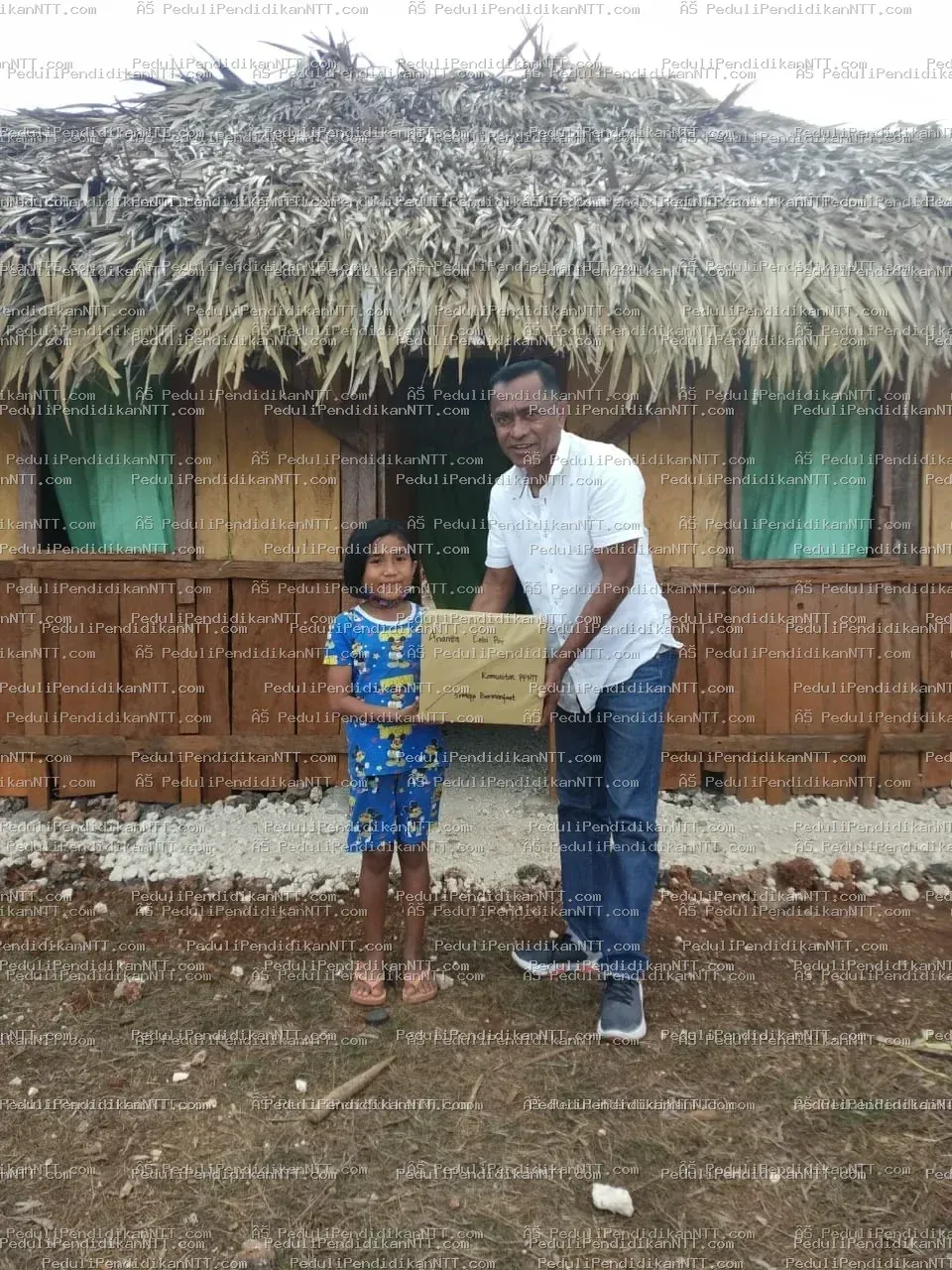 Rote Ndao, 26 Juni 2021 Untuk ketiga kalinya, Komunitas Peduli Pendidikan NTT mengunjungi anak-anak di Desa Holulai, Kecamatan Loaholu, Kabupaten Rote Ndao. Meskipun tidak banyak yang diberikan, kunjungan ini bertujuan memotivasi anak-anak agar terus belajar di masa pandemi untuk meraih cita-cita mereka. Terima kasih kepada K. Rianty Pandi, K. Merry Haning, K. Marten Rugeudju, K. Yani, dan K. Kayline Sari Putry yang telah meluangkan waktu bersama anak-anak, serta seluruh teman komunitas yang telah mendukung dengan caranya masing-masing. Tetap semangat: Melayani, Memberi dari Kekurangan, dan Melayani dengan Sukacita. - Kabupaten Rote Ndao 2021