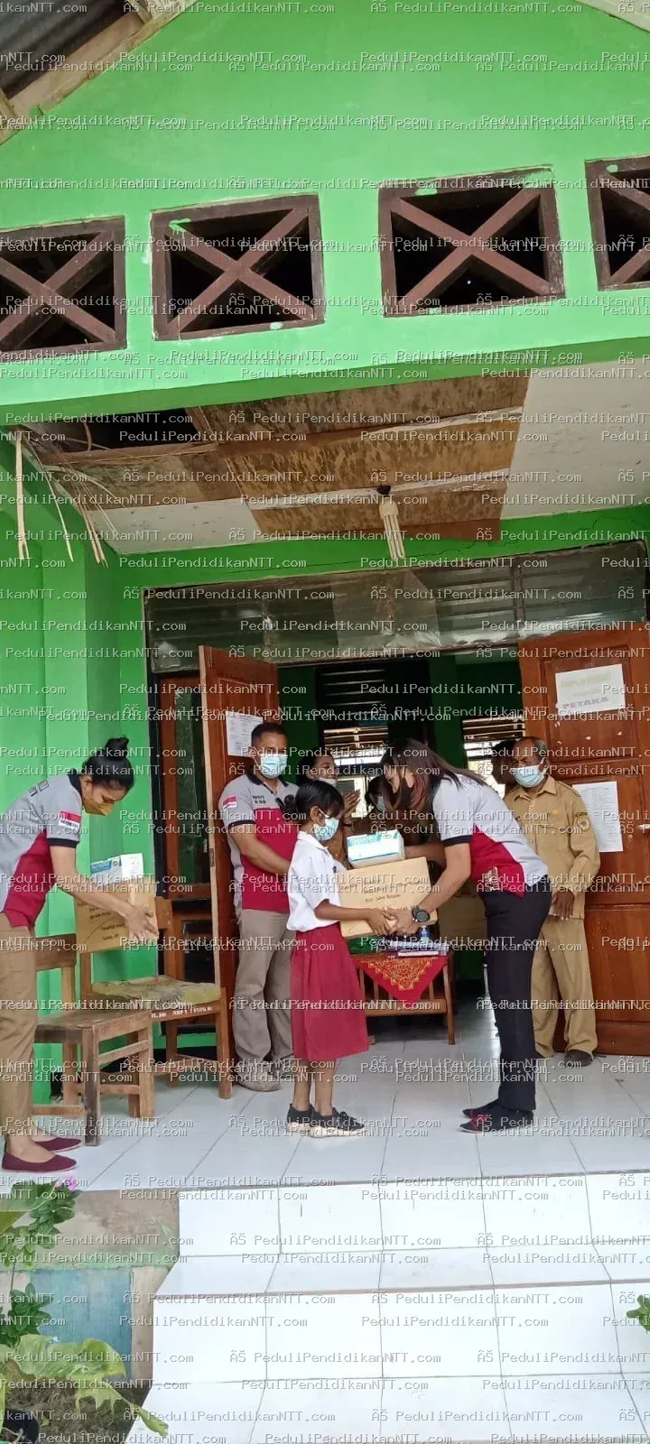 Senin, 27 September 2021, Komunitas Peduli Pendidikan NTT kembali berbagi dengan beberapa anak di Desa Eilode, Kecamatan Sabu Tengah, Kabupaten Sabu Raijua. Kegiatan ini langsung dikordinir oleh Ketua Komunitas wilayah Sabu Raijua, Leni Apriani, bersama Endrouw Logo Alm, Eduard Lukas, Ellen, Rika, dan Yanti. Meskipun tidak banyak yang diberikan, kegiatan ini terus dilakukan untuk mendukung generasi penerus dari keluarga pra-sejahtera. - Kabupaten Sabu Raijua 2021