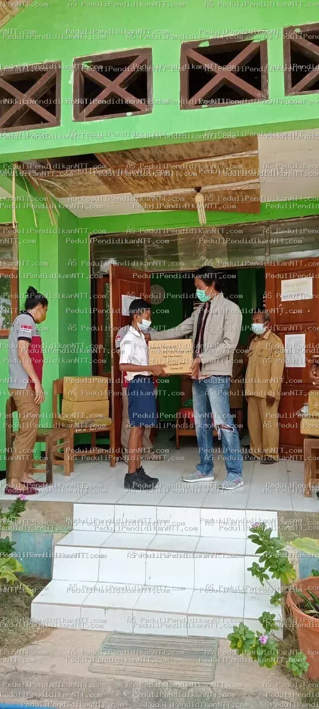 Senin, 27 September 2021, Komunitas Peduli Pendidikan NTT kembali berbagi dengan beberapa anak di Desa Eilode, Kecamatan Sabu Tengah, Kabupaten Sabu Raijua. Kegiatan ini langsung dikordinir oleh Ketua Komunitas wilayah Sabu Raijua, Leni Apriani, bersama Endrouw Logo Alm, Eduard Lukas, Ellen, Rika, dan Yanti. Meskipun tidak banyak yang diberikan, kegiatan ini terus dilakukan untuk mendukung generasi penerus dari keluarga pra-sejahtera. - Kabupaten Sabu Raijua 2021