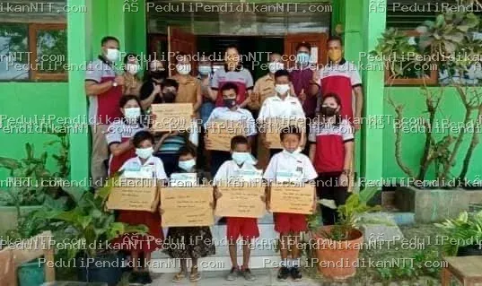 Senin, 27 September 2021, Komunitas Peduli Pendidikan NTT kembali berbagi dengan beberapa anak di Desa Eilode, Kecamatan Sabu Tengah, Kabupaten Sabu Raijua. Kegiatan ini langsung dikordinir oleh Ketua Komunitas wilayah Sabu Raijua, Leni Apriani, bersama Endrouw Logo Alm, Eduard Lukas, Ellen, Rika, dan Yanti. Meskipun tidak banyak yang diberikan, kegiatan ini terus dilakukan untuk mendukung generasi penerus dari keluarga pra-sejahtera. - Kabupaten Sabu Raijua 2021
