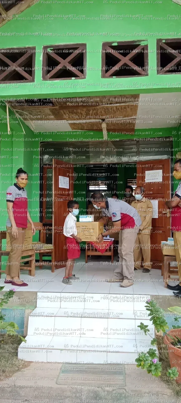 Senin, 27 September 2021, Komunitas Peduli Pendidikan NTT kembali berbagi dengan beberapa anak di Desa Eilode, Kecamatan Sabu Tengah, Kabupaten Sabu Raijua. Kegiatan ini langsung dikordinir oleh Ketua Komunitas wilayah Sabu Raijua, Leni Apriani, bersama Endrouw Logo Alm, Eduard Lukas, Ellen, Rika, dan Yanti. Meskipun tidak banyak yang diberikan, kegiatan ini terus dilakukan untuk mendukung generasi penerus dari keluarga pra-sejahtera. - Kabupaten Sabu Raijua 2021
