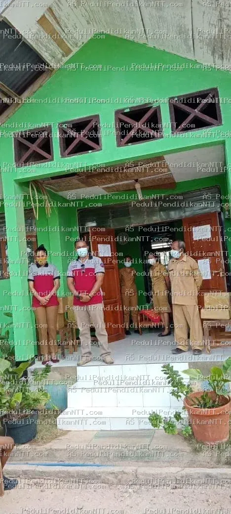 Senin, 27 September 2021, Komunitas Peduli Pendidikan NTT kembali berbagi dengan beberapa anak di Desa Eilode, Kecamatan Sabu Tengah, Kabupaten Sabu Raijua. Kegiatan ini langsung dikordinir oleh Ketua Komunitas wilayah Sabu Raijua, Leni Apriani, bersama Endrouw Logo Alm, Eduard Lukas, Ellen, Rika, dan Yanti. Meskipun tidak banyak yang diberikan, kegiatan ini terus dilakukan untuk mendukung generasi penerus dari keluarga pra-sejahtera. - Kabupaten Sabu Raijua 2021