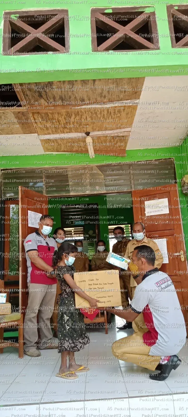 Senin, 27 September 2021, Komunitas Peduli Pendidikan NTT kembali berbagi dengan beberapa anak di Desa Eilode, Kecamatan Sabu Tengah, Kabupaten Sabu Raijua. Kegiatan ini langsung dikordinir oleh Ketua Komunitas wilayah Sabu Raijua, Leni Apriani, bersama Endrouw Logo Alm, Eduard Lukas, Ellen, Rika, dan Yanti. Meskipun tidak banyak yang diberikan, kegiatan ini terus dilakukan untuk mendukung generasi penerus dari keluarga pra-sejahtera. - Kabupaten Sabu Raijua 2021