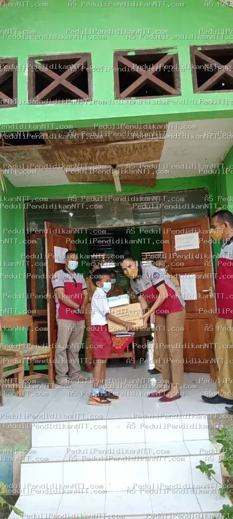 Senin, 27 September 2021, Komunitas Peduli Pendidikan NTT kembali berbagi dengan beberapa anak di Desa Eilode, Kecamatan Sabu Tengah, Kabupaten Sabu Raijua. Kegiatan ini langsung dikordinir oleh Ketua Komunitas wilayah Sabu Raijua, Leni Apriani, bersama Endrouw Logo Alm, Eduard Lukas, Ellen, Rika, dan Yanti. Meskipun tidak banyak yang diberikan, kegiatan ini terus dilakukan untuk mendukung generasi penerus dari keluarga pra-sejahtera. - Kabupaten Sabu Raijua 2021