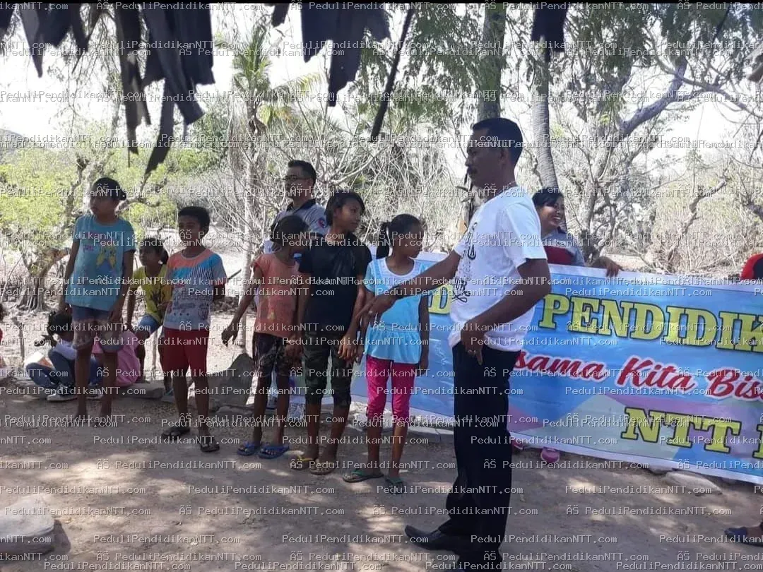 Bapak Daniel Logo.....09 Desember 2023 Kami kehilangan,banyak yang tidak mengenalmu sebagai salah satu sosok yang peduli dengan dunia pendidikan di Nusa Tenggara Timur. Kehadiranmu dalam komunitas Peduli Pendidikan Ntt memberi warna tersendiri,kami sangat menghormatimu bapak , bapak yang tertua dalam komunitas. Bapak memberi contoh bagi kami,bapaklah kepala keluarga dalam komunitas Sejak awal komunitas berdiri,bapak Endrouw Logo dan istri Leni Apriani sudah ada bersama kami,sosokmu yang ceria dan peduli dengan anak-anak selalu memotivasi kami untuk banyak belajar tentang hal memberi. Terima kasih bapak Daniel Logo,Damai di surga - Kabupaten Sabu Raijua 2023