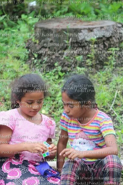Minggu, 28 Maret 2021, Taman Baca Anjelas, binaan Komunitas Peduli Pendidikan NTT Wilayah TTU, menerima kunjungan Baron Lay, salah satu pengurus Komunitas Peduli Pendidikan NTT Wilayah Kota Kupang. Kehadiran dan dukungan yang diberikan menjadi penyemangat bagi anak-anak untuk terus belajar. Terima kasih, Tuhan memberkati. - Kabupaten Timor Tengah Utara 2021