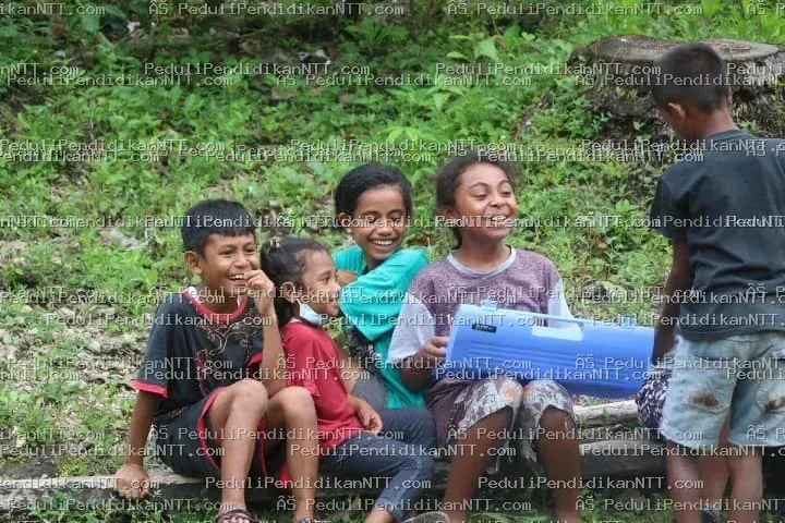 Minggu, 28 Maret 2021, Taman Baca Anjelas, binaan Komunitas Peduli Pendidikan NTT Wilayah TTU, menerima kunjungan Baron Lay, salah satu pengurus Komunitas Peduli Pendidikan NTT Wilayah Kota Kupang. Kehadiran dan dukungan yang diberikan menjadi penyemangat bagi anak-anak untuk terus belajar. Terima kasih, Tuhan memberkati. - Kabupaten Timor Tengah Utara 2021