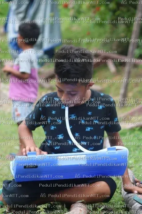 Minggu, 28 Maret 2021, Taman Baca Anjelas, binaan Komunitas Peduli Pendidikan NTT Wilayah TTU, menerima kunjungan Baron Lay, salah satu pengurus Komunitas Peduli Pendidikan NTT Wilayah Kota Kupang. Kehadiran dan dukungan yang diberikan menjadi penyemangat bagi anak-anak untuk terus belajar. Terima kasih, Tuhan memberkati. - Kabupaten Timor Tengah Utara 2021